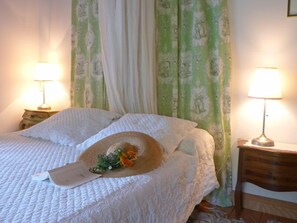 Double Room, 1 Queen Bed | Individually decorated, individually furnished, iron/ironing board