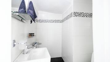 Estudio, vista al mar (2) | Baño | Regadera, amenidades de baño gratuitas, secadora de cabello, pantuflas