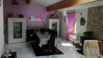Comfort Room | Living room | 80-cm flat-screen TV with digital channels, TV, toys