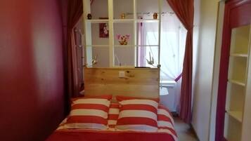 Chambre Confort | Bureau, espace de travail pour ordinateur portable, rideaux occultants