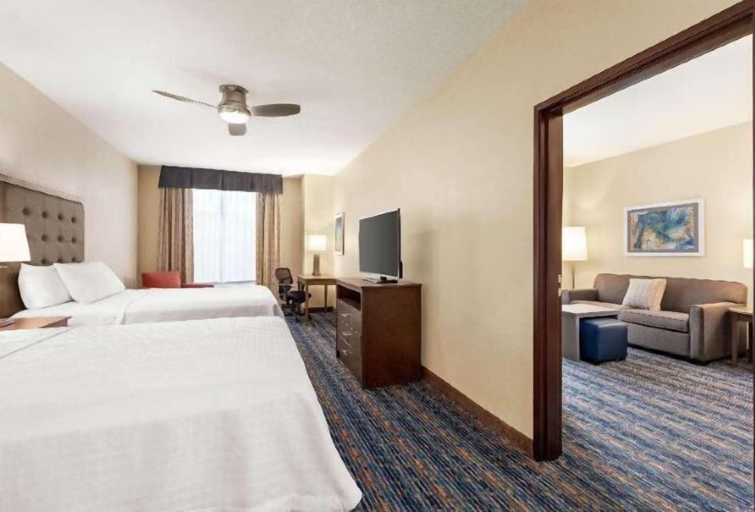 セーフティボックス (室内)、デスク、遮光カーテン、アイロン / アイロン台