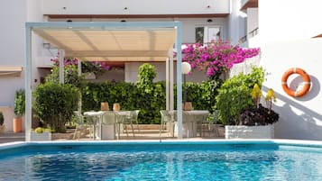 Seasonal outdoor pool, pool umbrellas, sun loungers