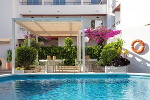 季节性开放的室外游泳池，池畔遮阳伞，日光浴躺椅