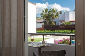 Doppel- oder Zweibettzimmer, Terrasse | Minibar, individuell dekoriert, Schreibtisch, kostenloses WLAN