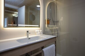 Dusche, kostenlose Toilettenartikel, Haartrockner, Handtücher