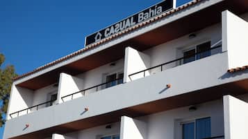 Un edificio de varios pisos con balcones y un letrero que dice "CASUAL BAHIA".