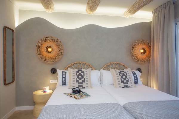 Minibar, escritorio, wifi gratis y decoración personalizada