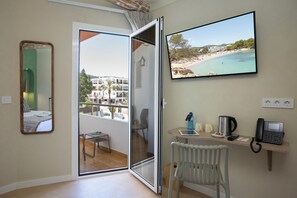 Phòng đôi hoặc 2 giường đơn, hiên | Minibar, trang trí khác biệt, bàn, truy cập Internet không dây miễn phí 