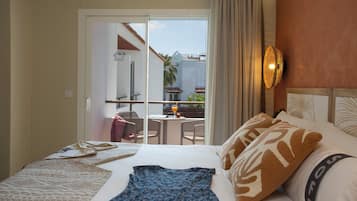 Minibar, decoración personalizada, escritorio y wifi gratis