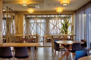 Phục vụ bữa sáng, bữa trưa và bữa tối 