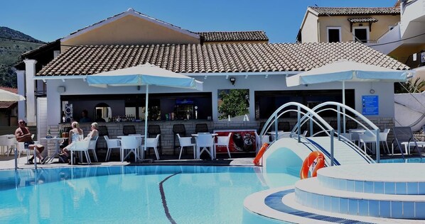 Bar en bord de piscine