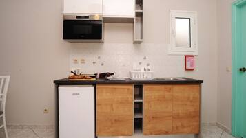 Studio (3 Guests) | In-room safe, iron/ironing board, WiFi (free), bed sheets