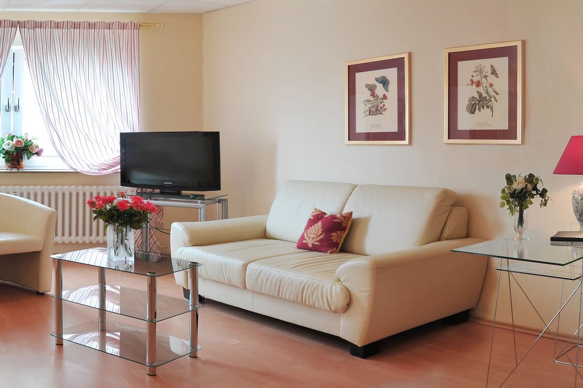 Quarto solteiro luxo | Cofres nos quartos, escrivaninha, berços (sobretaxa)