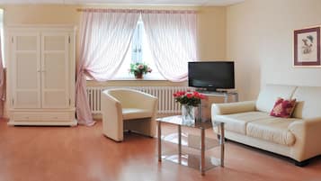 Deluxe Single Room | In-room safe, desk, cribs/infant beds, rollaway beds