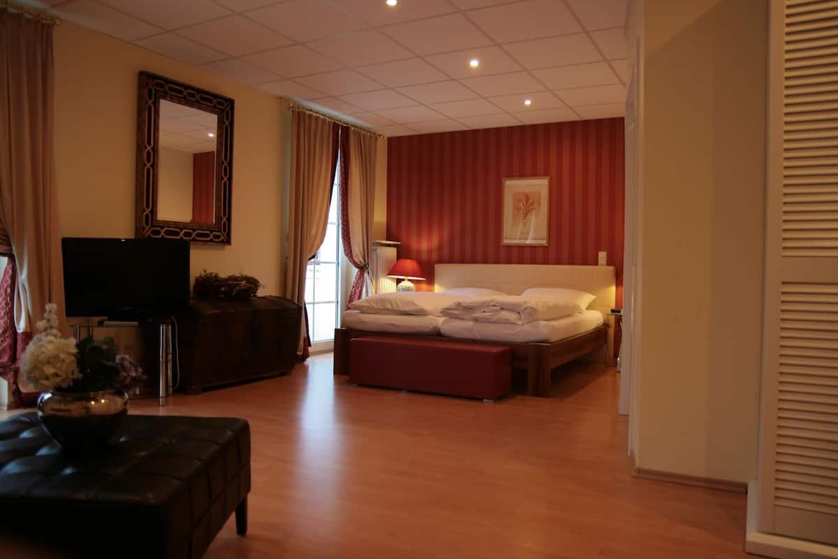 in-room safe, desk, cots/infant beds, rollaway beds