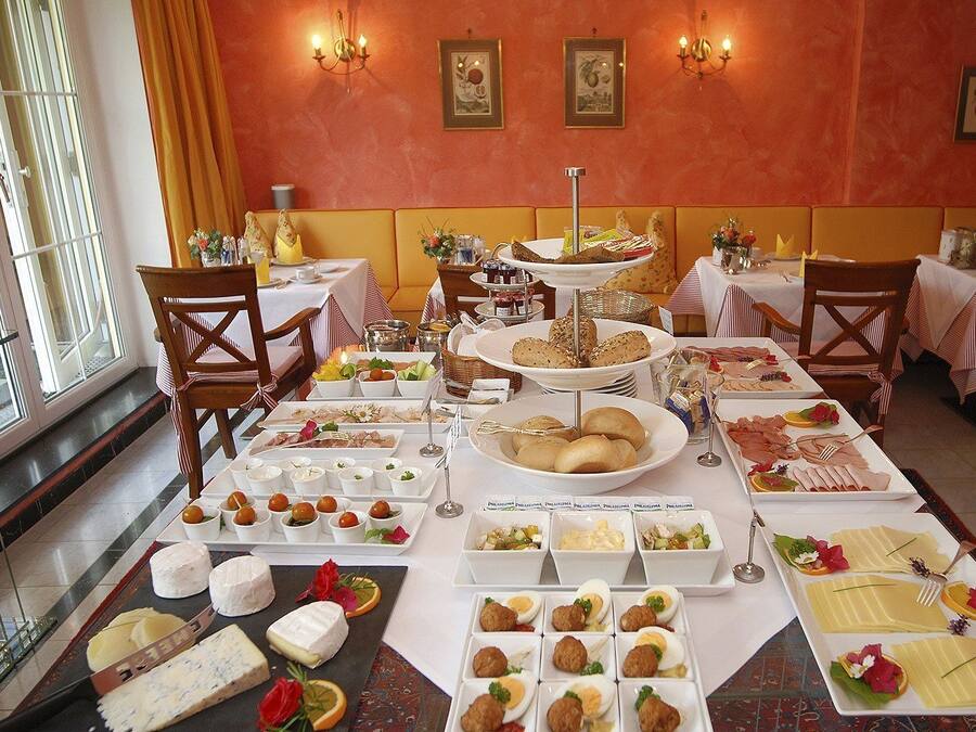 Tägliches Frühstücksbuffet gegen Gebühr
