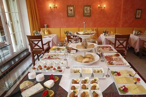 Daily buffet breakfast (EUR 15 per person) - Stadtresidenz Hildesheim Mitte (Hildesheim)