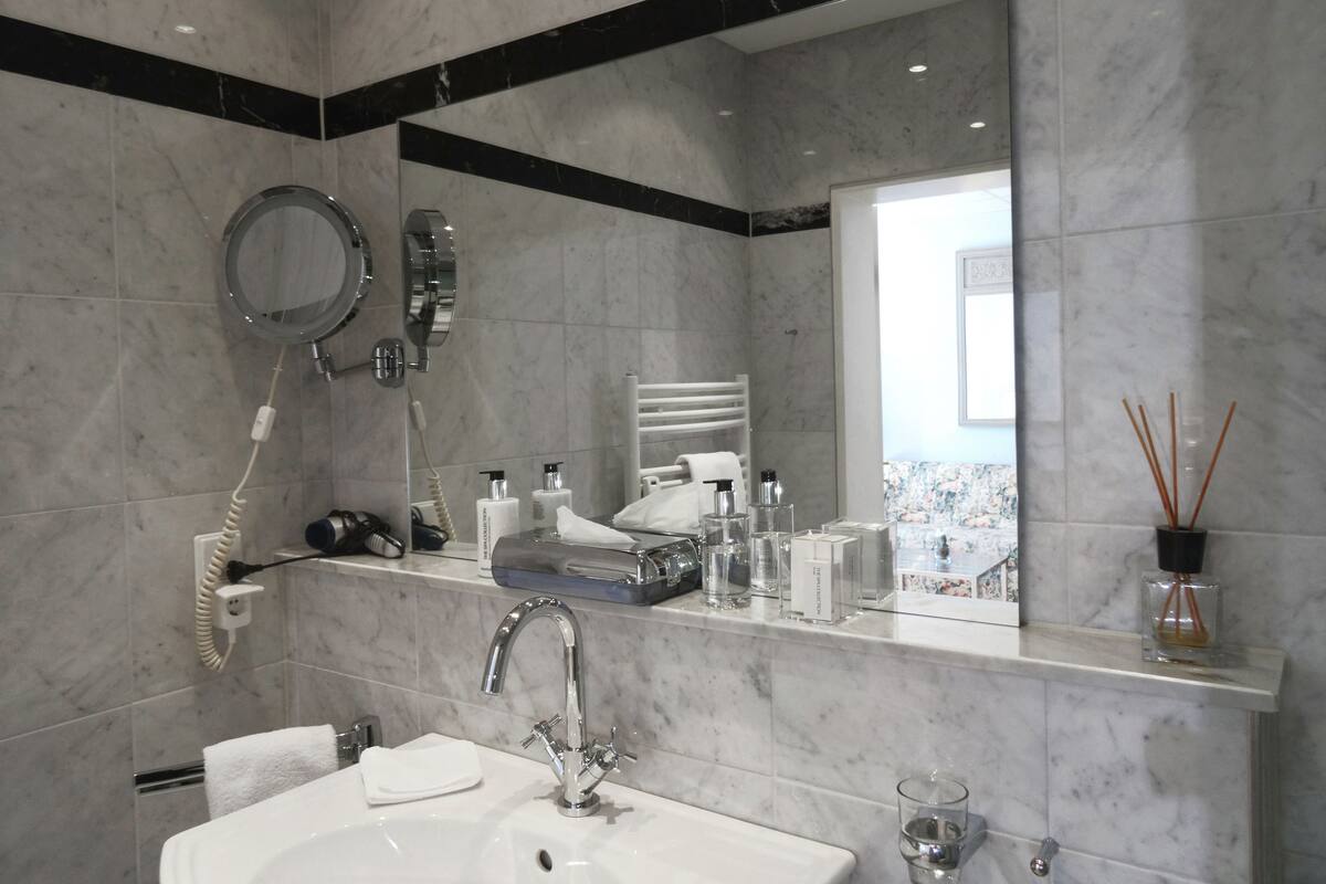 junior suite | bathroom | towels