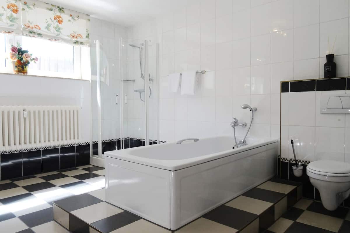 deluxe suite | bathroom | towels