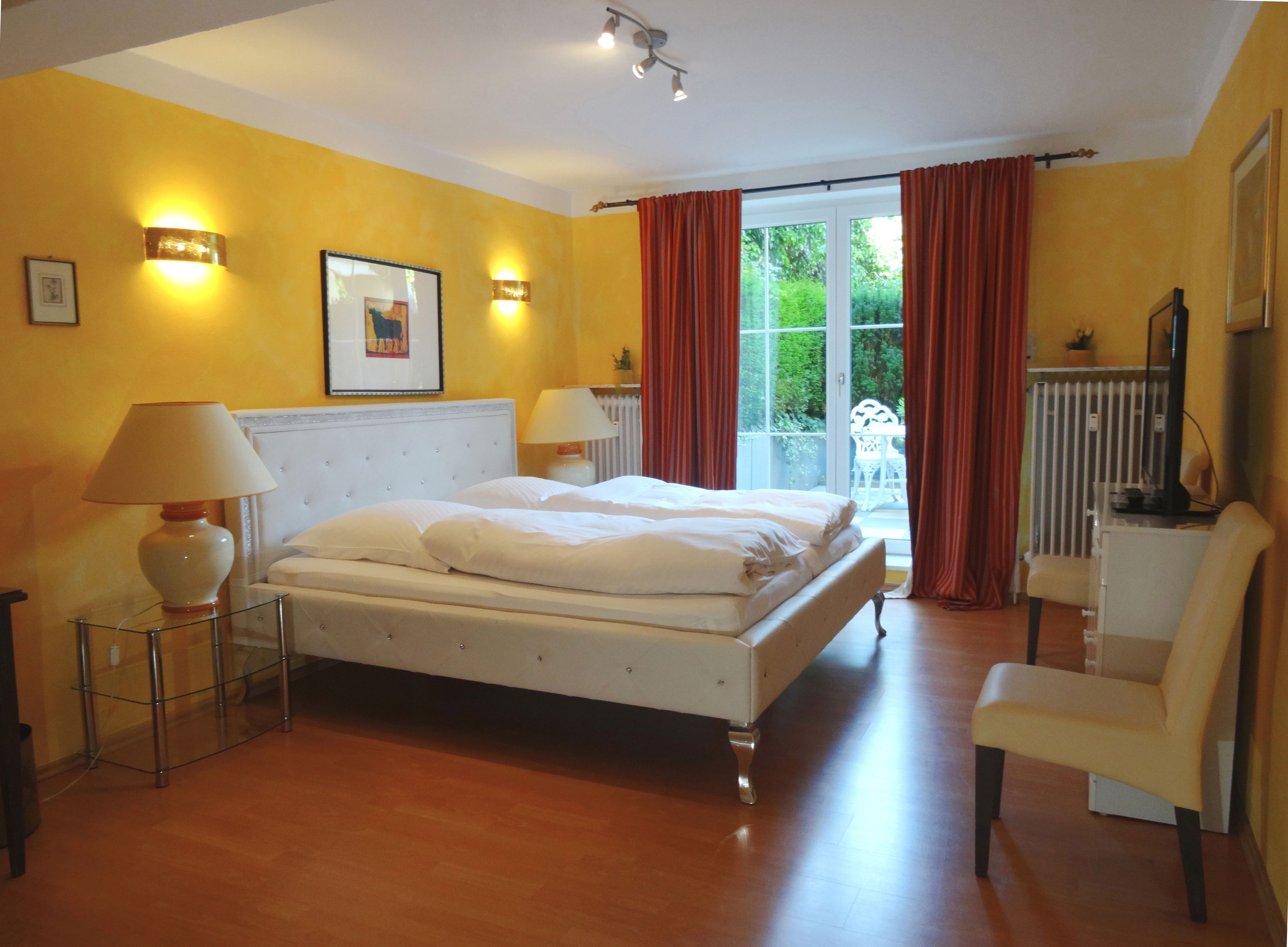 deluxe suite | in-room safe, desk, cots/infant beds, rollaway beds