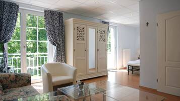 Deluxe-Einzelzimmer | Zimmersafe, Schreibtisch, Babybetten, Zustellbetten