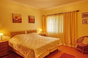 2 bedrooms, in-room safe, desk, iron/ironing board