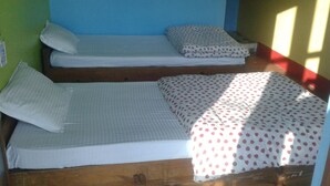 Dos literas con ropa de cama a rayas y una manta de lunares.