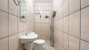Quarto triplo, 3 camas de solteiro | Banheiro | Chuveiro, chinelos, toalhas de banho, sabonete