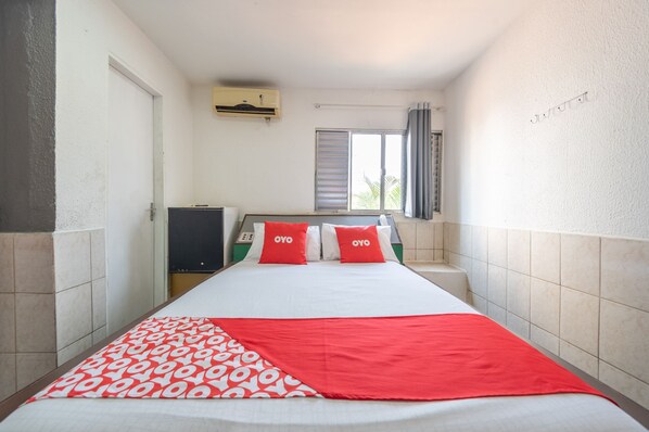 Desk, iron/ironing board, bed sheets - OYO Nações Unidas, São Paulo (São Paulo)