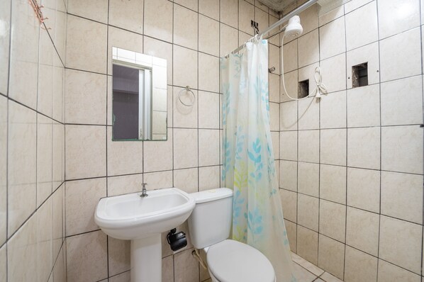 A bathroom with a toilet, sink, shower, and a mirror. - OYO Nações Unidas, São Paulo (São Paulo)