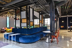 Lobby sitting area - Aloft Secaucus Meadowlands (Secaucus)