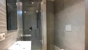 A modern bathroom with a glass-enclosed shower, a white sink, and a toilet. - Arya Cagliari (Cagliari)