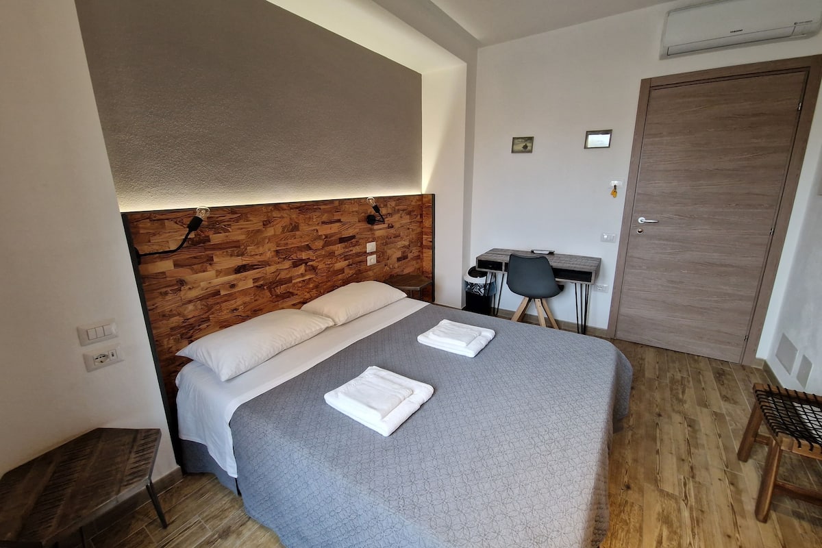 Comfort Double Room, Non Smoking, Private Bathroom (1-2) | 1 bedroom, desk, laptop workspace, blackout drapes