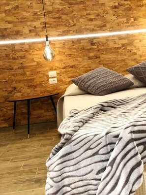 Desk, laptop workspace, blackout drapes, soundproofing - Arya Cagliari (Cagliari)