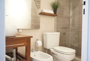 Standard Apartment | Bathroom | Combined shower/tub, towels - Great view and charming apartment (Buenos Aires)