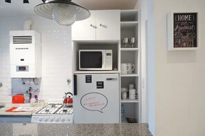 Microondas, horno, arrocera, utensilios de cocina