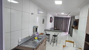 Apartamento premium, 2 quartos | Cozinha privada | Geladeira, micro-ondas, fogão, cooktop