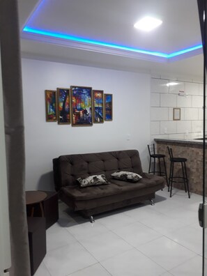 Apartamento superior | Área de estar | TV de tela plana 32 polegadas com canais digitais, smart TV, Netflix