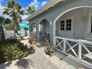 Exterior detail - Palm trees, Private pool, Minutes from fabulous beaches.  (Noord, Bakval)