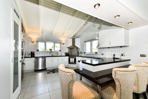 Fridge, microwave, oven, stovetop - Palm trees, Private pool, Minutes from fabulous beaches.  (Noord, Bakval)