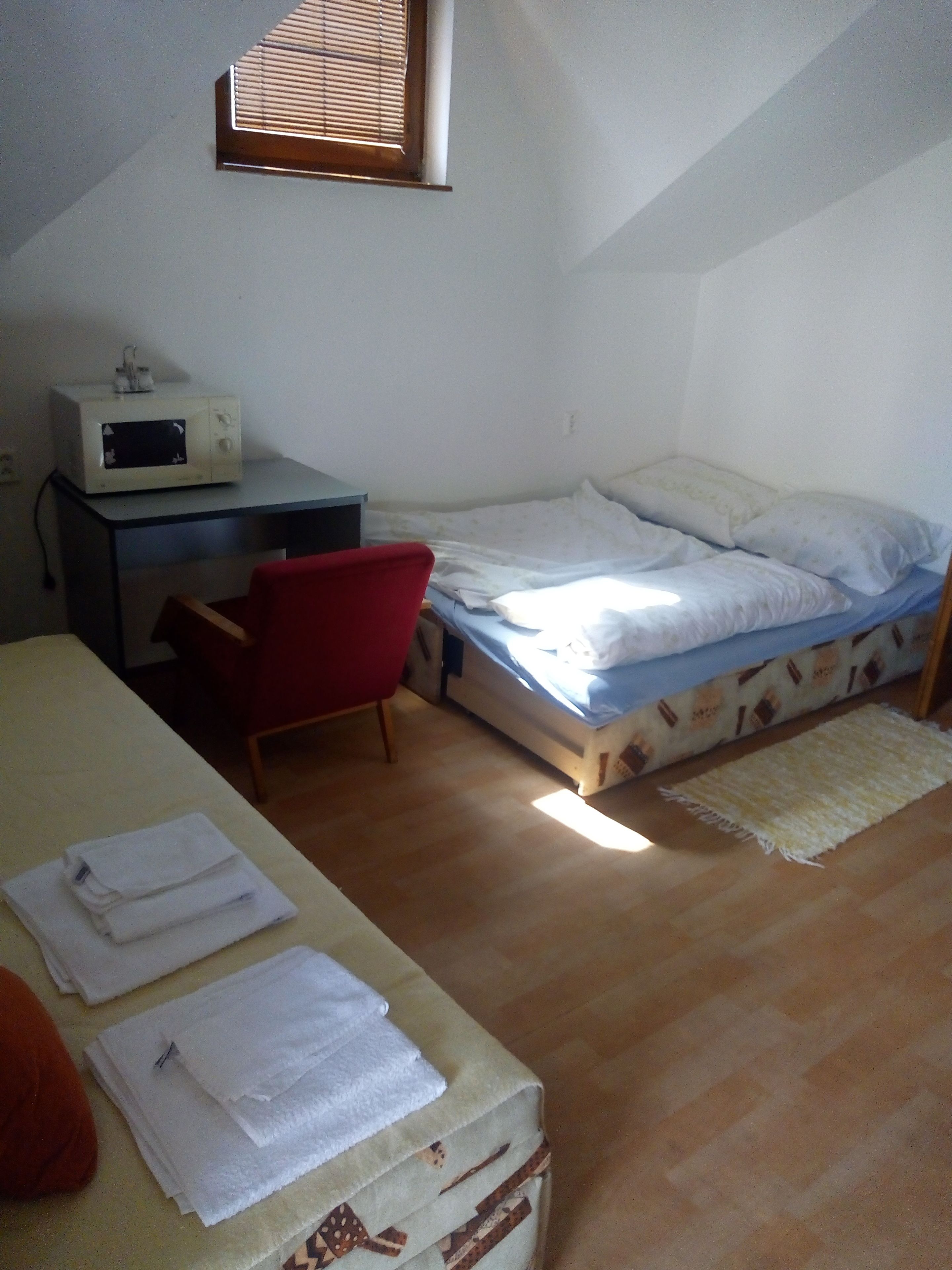 Appartement | Een bureau, verduisterende gordijnen, een strijkplank/strijkijzer