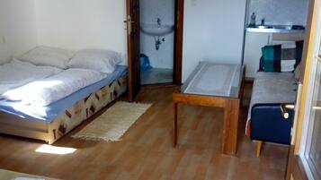 Apartemen | Meja kerja, tirai kedap cahaya, dan setrika/meja setrika