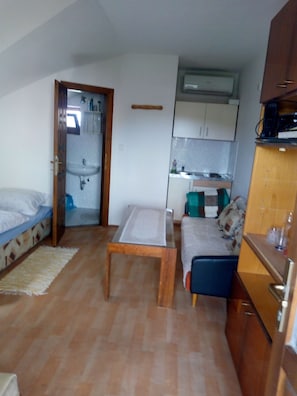 Apartment | Private kitchen | Fridge, microwave, coffee/tea maker, cookware/dishes/utensils - Monika apartman (Velky Meder)