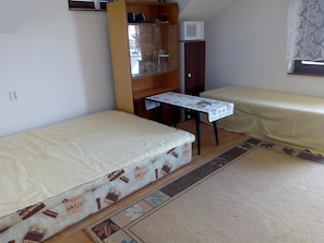 Escriptori, cortines opaques i planxa i posts de planxar