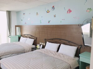 Family Quadruple Room, Partial Ocean View | Blackout drapes, rollaway beds, free WiFi, bed sheets - Sen Fon (Magong)