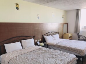 Family Quadruple Room, Partial Ocean View | Blackout drapes, rollaway beds, free WiFi, bed sheets - Sen Fon (Magong)
