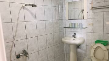 Quadrupla familiare, vista oceano parziale | Bagno | Doccia, asciugacapelli, pantofole, sapone