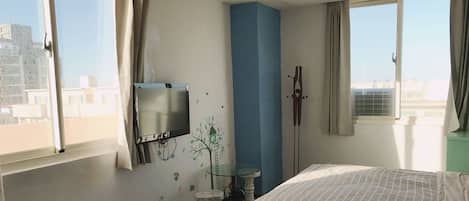 Quarto quádruplo família, vista parcial para o oceano | Cortinas blackout, camas extras/dobráveis (sobretaxa), Wi-Fi de cortesia