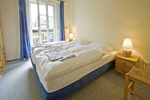 2 bedrooms, desk, WiFi, bed sheets