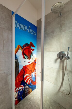 Ducha, artículos de higiene personal gratuitos, secador de pelo y bidé